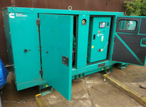 Дизельный генератор Cummins c55d5 в кожухе